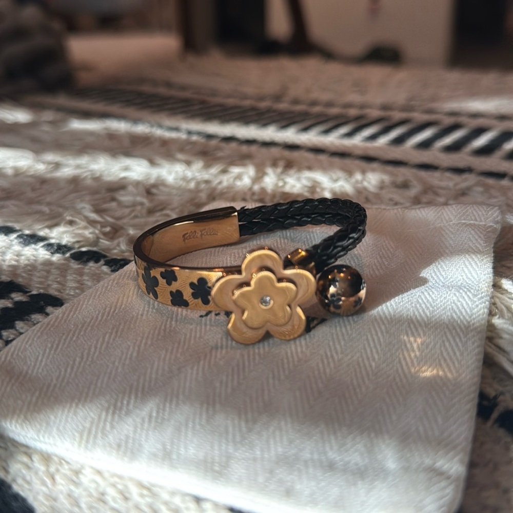 Folli Folli black leather daisy bracelet